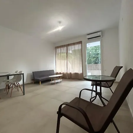 Anesis And Apartment *